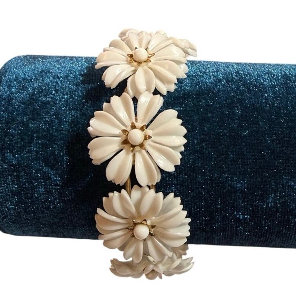 Vintage Coro Style Daisy Link White Plastic Bracelet